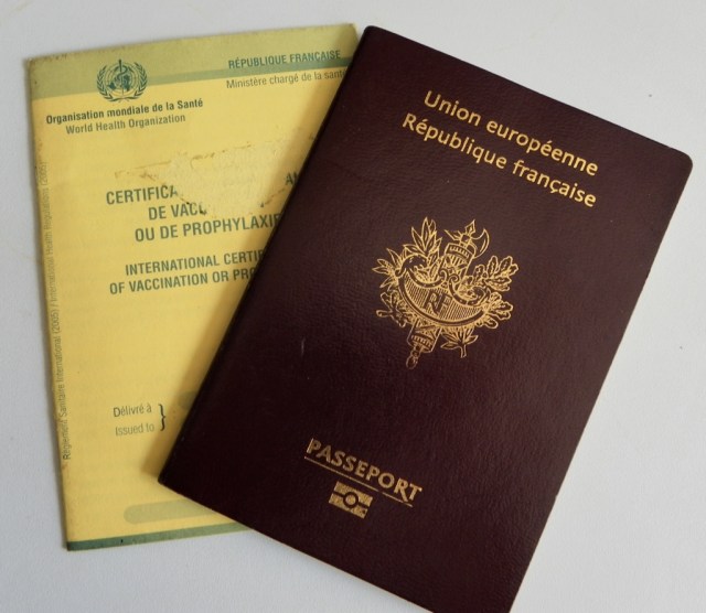Carnet De Vaccination International - 5 Pièces - Format 13x9,3 Cm, 31 Pages - Langues : Allemand, Anglais, Français - Avec Page D'urgence Et Accès Boussole Vaccination - 8